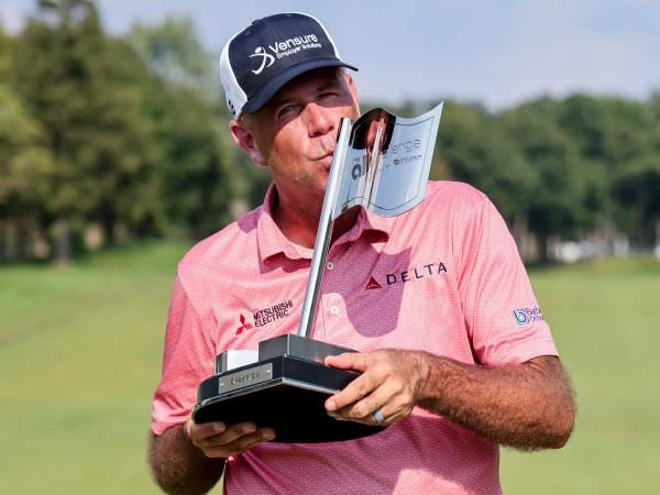 Stewart Cink berpose dengan trofi The Ally Challenge. (Foto: Golf Digest)