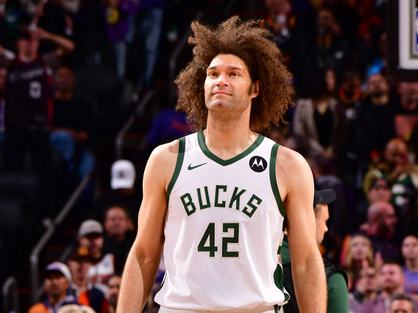 Robin Lopez mulai buka peluang bermain di Eropa.