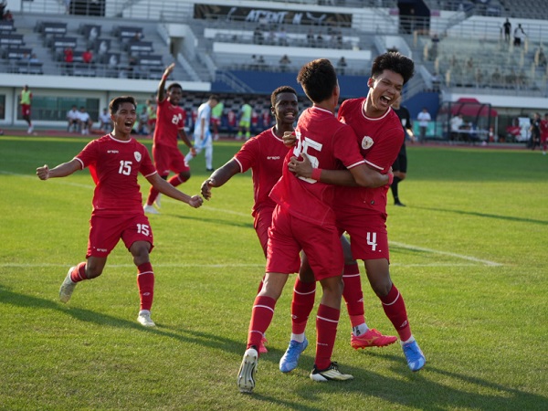 Para pemain timnas Indonesia U-20 merayakan gol ke gawang Argentina