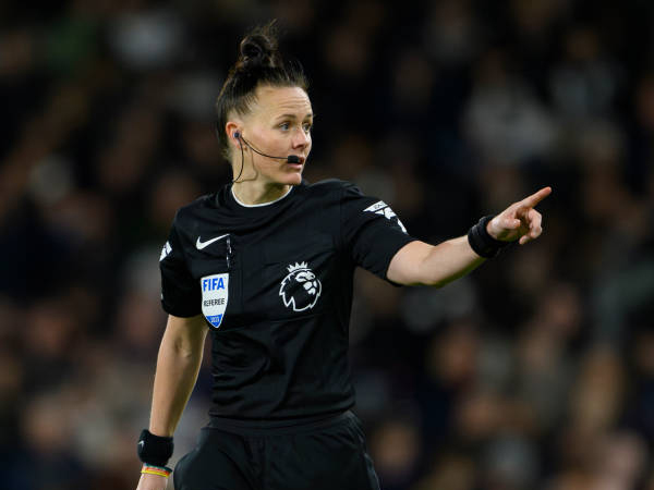 Wasit Wanita Pertama di Premier League, Rebecca Welch Putuskan Pensiun