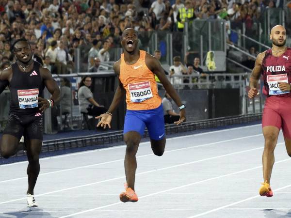 Letsile Tebogo (tengah) mengungguli Christian Coleman dan Fred Kerley untuk memenangkan nomor 100 meter pada Diamond League di Roma. (Foto: AP)