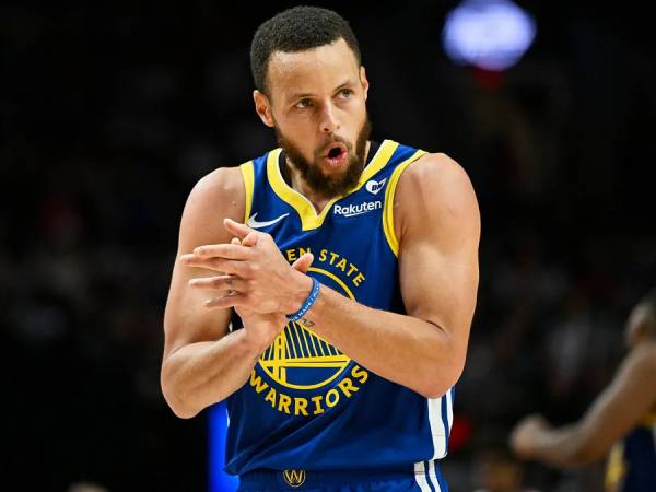 Steph Curry menandatangani perpanjangan kontrak satu tahun senilai $62,6 juta untuk tetap tinggal di Bay Area. (Foto: AP)