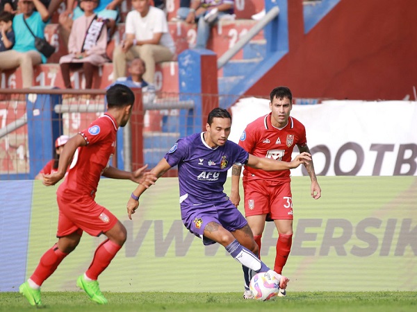 Pemain Persik Kediri, Ezra Walian di laga kontra Malut United FC