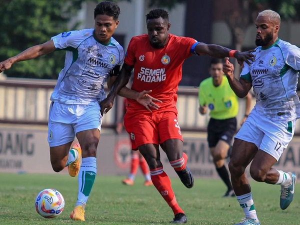 Penyerang Semen Padang, Kenneth Ngwoke dikawal pemain PSS Sleman