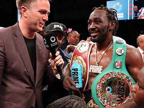 Terence Crawford (kanan) diwawancarai setelah kemenangannya atas Israil Madrimov untuk merebut gelar juara kelas welter WBA. (Foto: Matchroom Boxing)