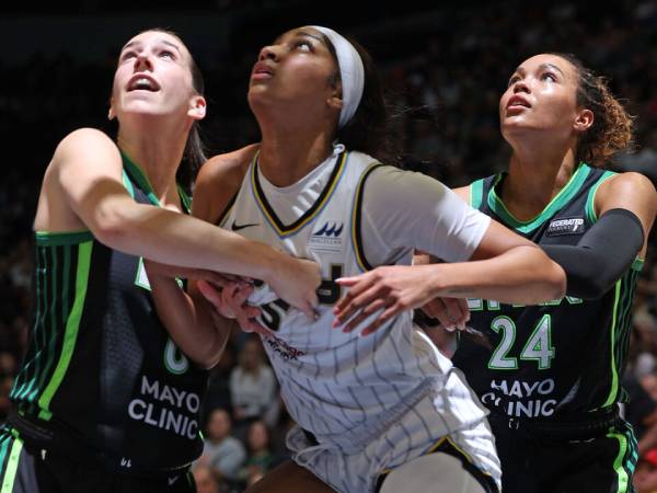 Angel Reese (tengah) dikepung dua pemain Minnesota Lynx untuk memperebutkan rebound. (Foto: AP)