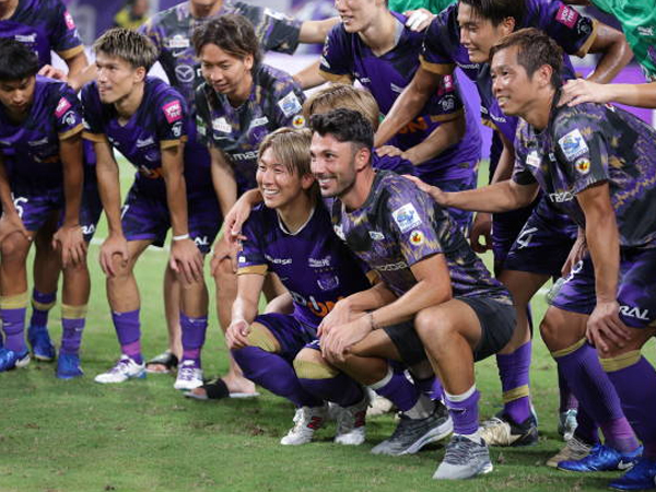 Hattrick Tolgay Arslan Bawa Sanfrecce Hiroshima Puncaki J.League