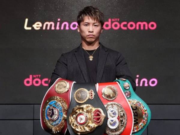 Naoya Inoue berpose dengan keempat sabuk juara dunia kelas bantam super. (Foto: Sky Sports)