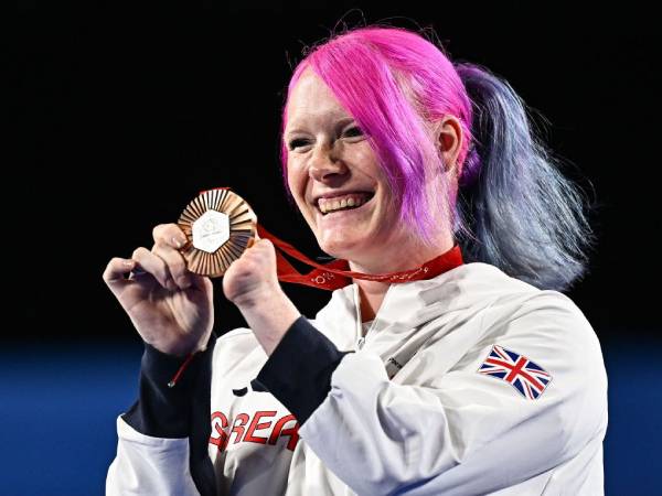 Di Paralimpiade Paris, pemanah Inggris Jodie Grinham membuat sejarah sebagai atlet hamil pertama yang memenangkan medali emas. (Foto: AP)