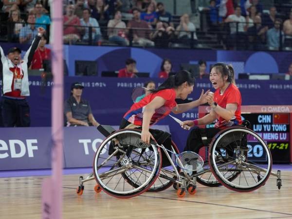 Pasangan China Liu Yutong dan Yin Menglu melakukan selebrasi setelah mengalahkan ganda putri Jepang di final WH1-WH2 bulu tangkis Paralimpiade Paris. (Foto: Xinhua)