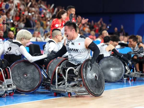 Para pemain rugby kursi roda Jepang melakukan selebrasi setelah mengalahkan AS di final dan merebut emas Paralimpiade. (Foto: AFP)