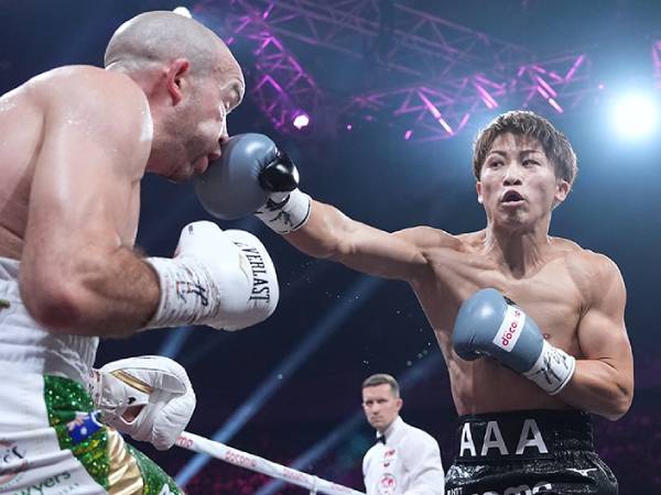 Menghentikan TJ Doheny di ronde ketujuh, Naoya Inoue (kanan) mencatat kemenangan kesembilan secara beruntun melalui KO/TKO. (Foto: Top Rank)