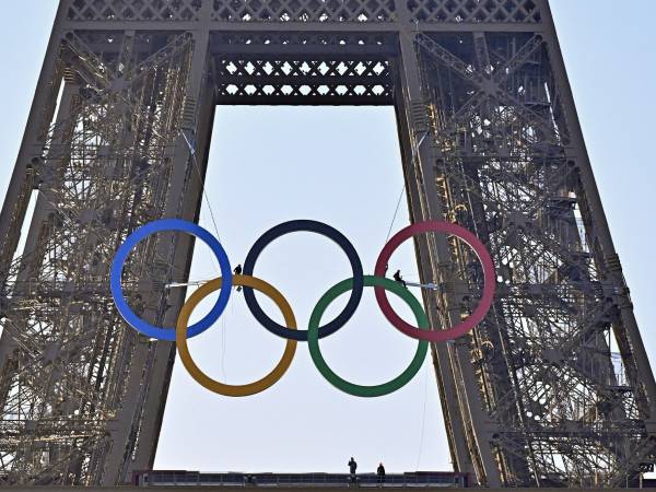 Cincin Olimpiade yang dinilai terlalu berat di Menara Eiffel rencananya akan diganti dengan yang lebih ringan. (Foto: AFP)