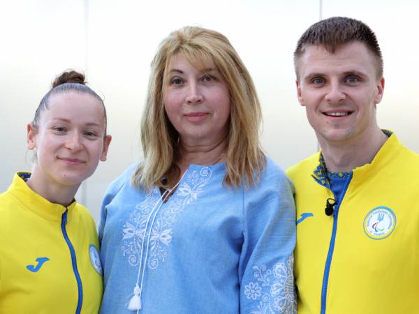 Pebulutangkis Paralimpiade Ukraina, Oksana Kozyna (kiri) dan Oleksandr Chyrkov, mengapit “ibu kedua mereka, Svitlana Shabalina. (Foto: Inside The Games)