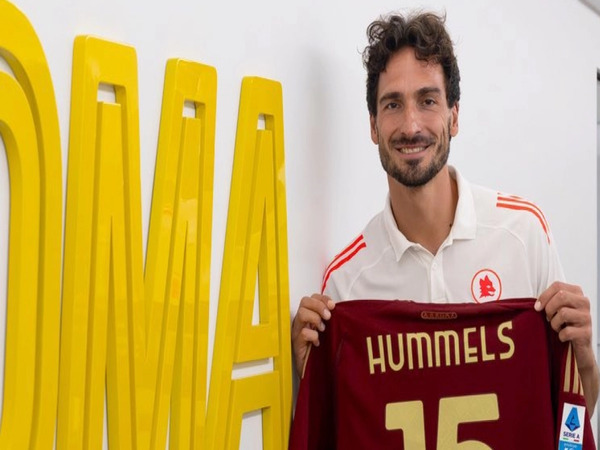 AS Roma resmi memperkenalkan Mats Hummels sebagai rekrutan terbaru klub (5/9), usai didatangkan dengan status bebas transfer dari Borussia Dortmund / via AS Roma Official