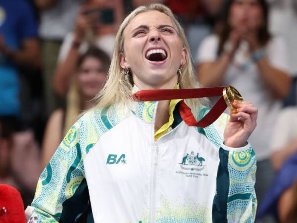 Alexa Leary melakukan selebrasi di atas podium setelah meraih emas perorangan pertamanya di Paralimpiade Paris. (Foto: AP)