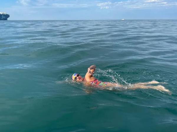 Melanie Barratt terlihat berenang di tengah Selat Inggris. (Foto: AP)