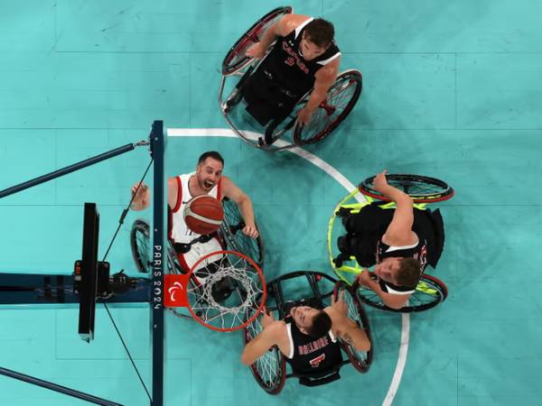 Pemain AS Steve Serio dikepung pemain Kanada dalam partai semifinal bola basket Paralimpiade Paris. (Foto: AP)