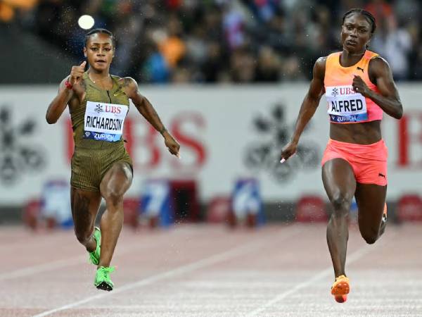 Sha'Carri Richardson (kiri) mengungguli Julien Alfred di nomor lari 100 meter pada kompetisi Diamond League di Zurich, Kamis (5/9). (Foto: AP)