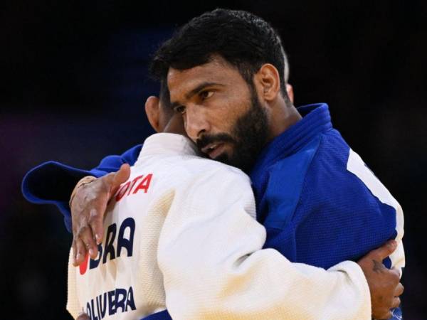 Kapil Parmar memeluk Elielton de Oliveira setelah memenangi partai perebutan medali perunggu kelas J1 60kg putra di Paralimpiade Paris. (Foto: AFP)