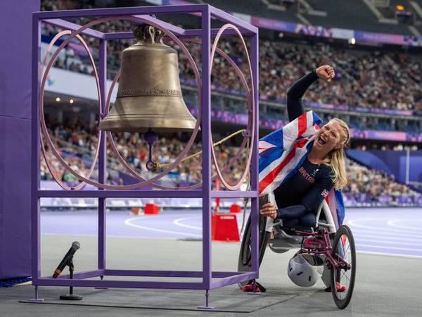 Sammi Kinghorn membunyikan bel sebagai pertanda sebagai juara dalam kompetisi yang diikutinya di Paralimpiade Paris. (Foto: AFP)