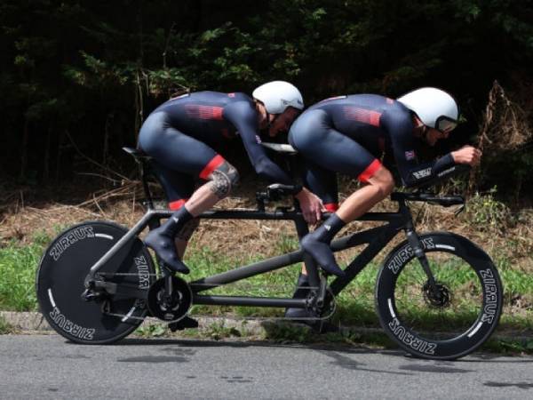 Stephen Bate bersama tandemnya Chris Latham beraksi di Paralimpiade Paris. (Foto: AFP)