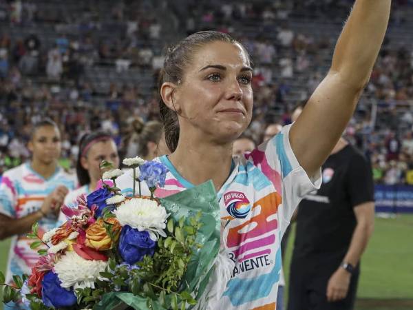 Alex Morgan melambaikan tangan saat mengucapkan salam perpisahan di Stadion Snapdragon di San Diego pada Minggu (8/9). (Foto: AP)