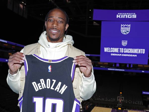 DeMar DeRozan berpose dengan jersey di tribun kandang Sacramento Kings. (Foto: Yahoo Sports)