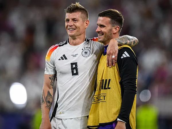 Pascal Gross dan Toni Kroos