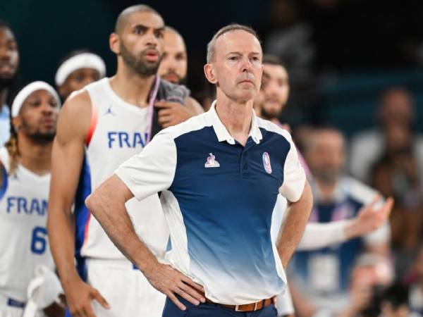 Vincent Collet terlihat saat melatih tim basket putra Prancis di Olimpiade Paris. (Foto: AP)