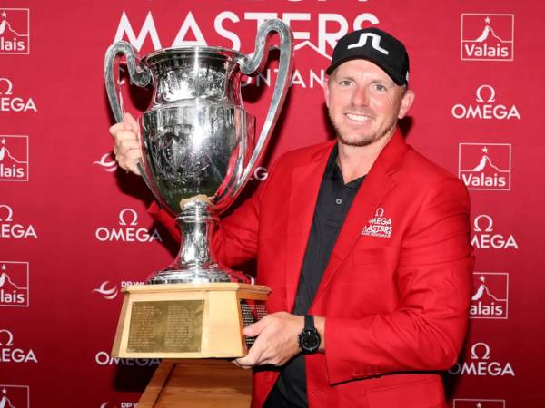 Matt Wallace berpose dengan trofi European Masters. (Foto: Golf Digest)