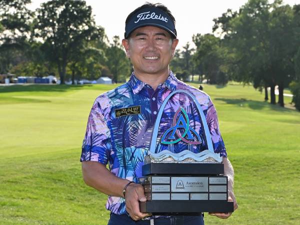 Y.E. Yang berpose dengan trofi Ascension Charity Classic. (Foto: Golf Digest)