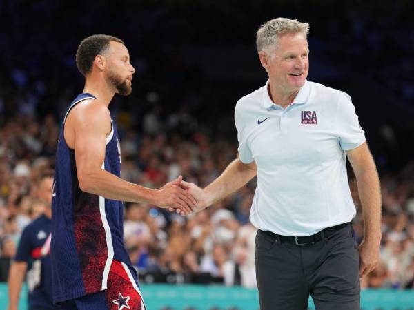 Steve Kerr (kanan) dan Stephen Curry di Olimpiade Paris. (Foto: AP)