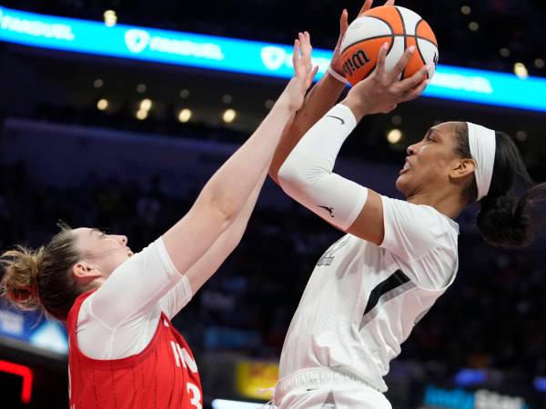 A'ja Wilson (kanan) beraksi saat Las Vegas Aces mengalahkan Indiana Fever 86-75 pada Rabu (11/9) malam. (Foto: AP)