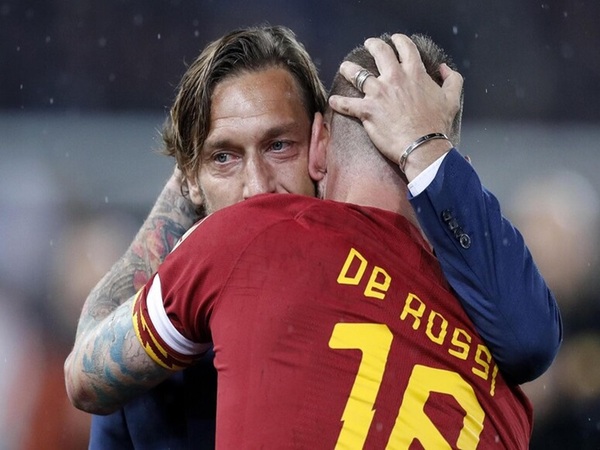 Francesco Totti khawatir Daniele De Rossi bisa bernasib sama seperti Jose Mourinho, bila gagal membawa AS Roma menembus empat besar Serie A musim ini / via Getty Images