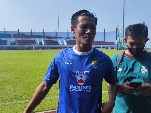 Bek kanan Persib, Henhen Herdianaa