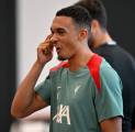 Pelukan Hangat Slot dan Alexander-Arnold Tepis Isu Ketegangan di Liverpool