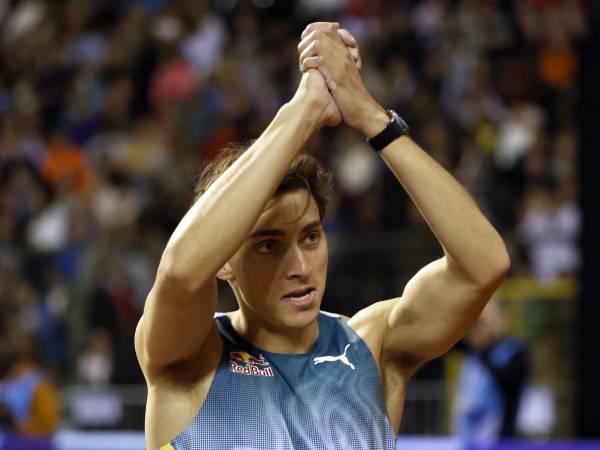 Armand Duplantis membalas dukungan penggemar di Final Diamond League di Brussel, Belgia. (Foto: AP)