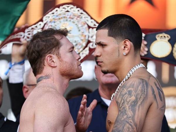 Canelo Alvarez (kiri) dan Edgar Berlanga. (Foto: Ring TV)