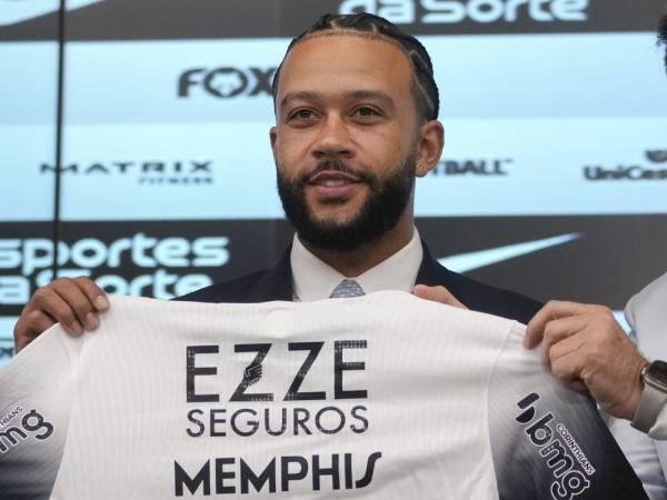 Memphis Depay berpose dengan jersey Corinthians. (Foto: Reuters)