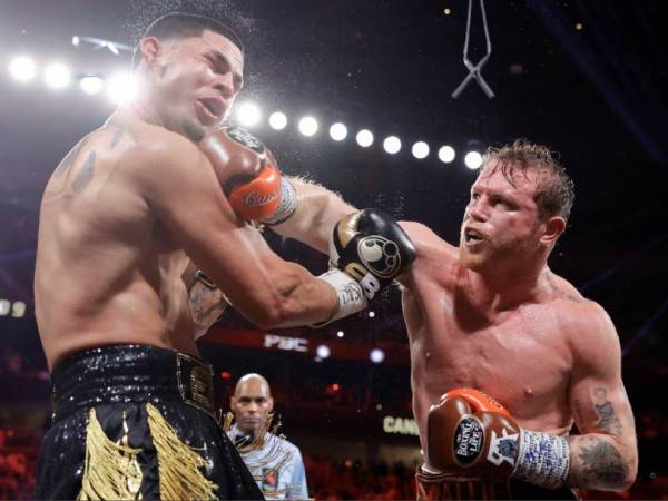 Canelo Alvarez (kanan) mencatat kemenangan angka mutlak kelima secara beruntun. (Foto: ESPN)