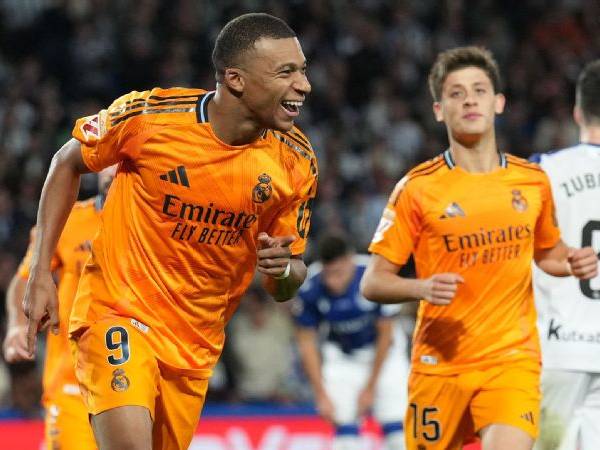 Kylian Mbappe (kiri) merayakan golnya ke gawang Real Sociedad pada Sabtu (13/9). (Foto: Reuters)