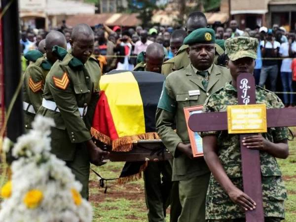 Rebecca Cheptegei dimakamkan dengan penghormatan militer penuh, termasuk penghormatan senjata oleh militer Uganda di mana dia menjadi anggotanya. (Foto: EPA)