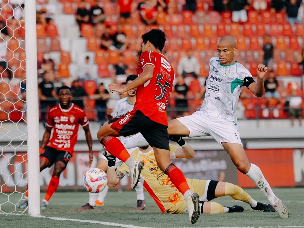 Gelandang Bali United, Kenzo Nambu gagal memaksimalkan peluang di depan gawang PSS Sleman