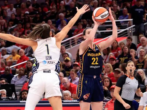 Caitlin Clark (kanan) beraksi saat menghadapi Minnesota Lynx pada Minggu (15/9). (Foto: AP)