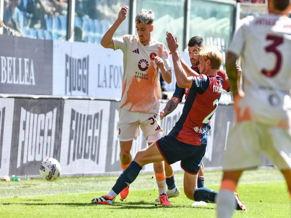 Alexis Saelemaekers dilaporkan harus menjalani operasi dan absen hingga November 2024, usai mengalami cedera engkel di laga Genoa vs AS Roma akhir pekan kemarin (15/9) / via Getty Images