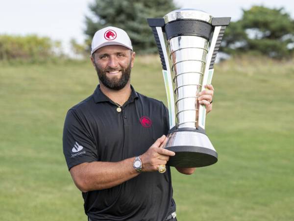 Jon Rahm berpose dengan trofi individu setelah memenangi LIV Golf Chicago. (Foto: Golf Digest)