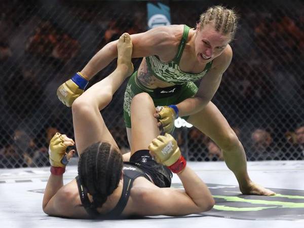 Valentina Shevchenko (atas) mendominasi Alexa Grasso dalam duel trilogi pada Sabtu (14/9) malam di Sphere. (Foto: AP)