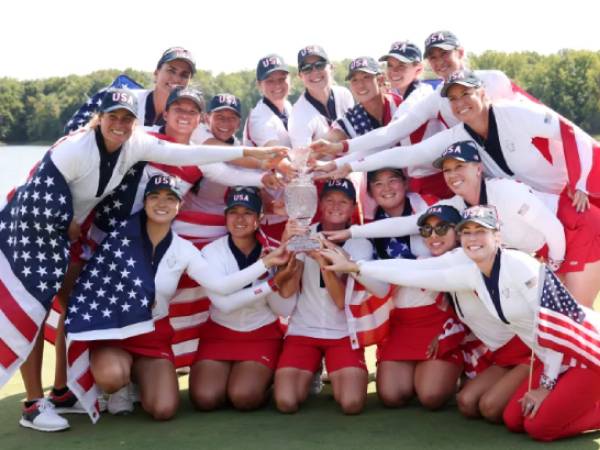 Para pemain putri Amerika Serikat berpose dengan trofi Solheim Cup 2024 setelah mengalahkan Eropa untuk kali pertama sejak 2017. (Foto: Golf Digest)