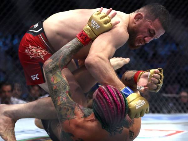 Merab Dvalishvili (atas) mengungguli Sean O'Malley pada Sabtu (14/9) malam dalam laga utama Noche UFC di Sphere. (Foto: AP)